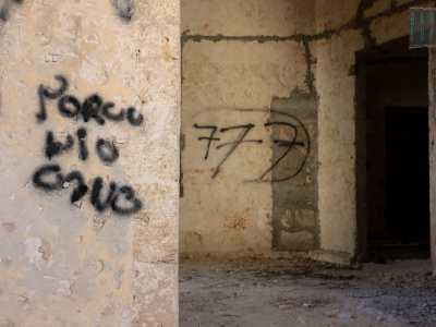 A sopresa c'� anche il numero "777",  che nell'esoterismo simboleggia il potere della Trinit� e si contrappone al pi� noto "666", la sequenza del demonio: forse � stato riportato in mezzo a tanti scarabocchi blasfemi proprio per schernire il credo cristiano